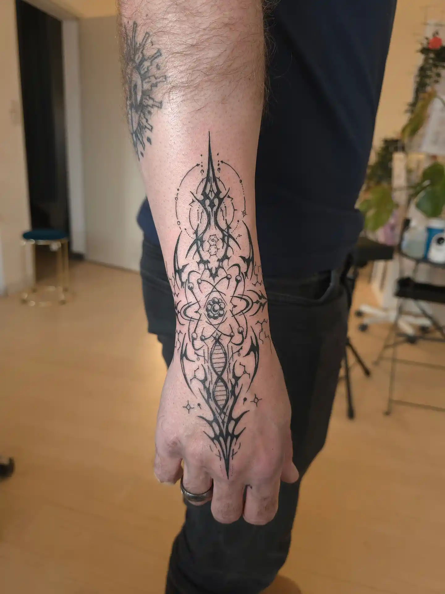 Tatouage cyber-pop mandala sur la main - design géométrique et futuriste