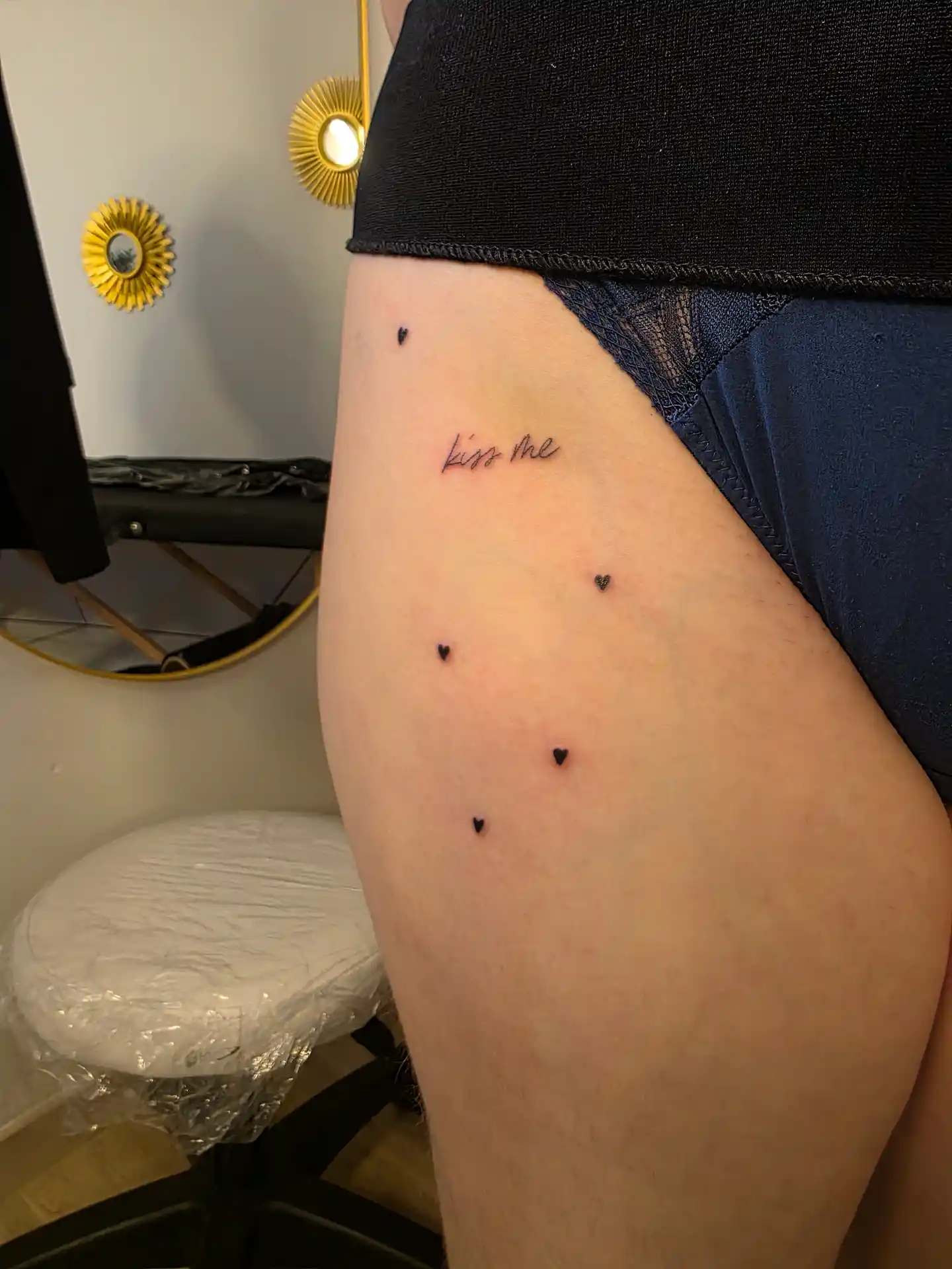 Tatouage minimaliste "Kiss Me" avec cœurs - fine line délicate